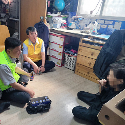 교직원 봉사단, 추석 맞아 지역 어르신께 생필품 전달