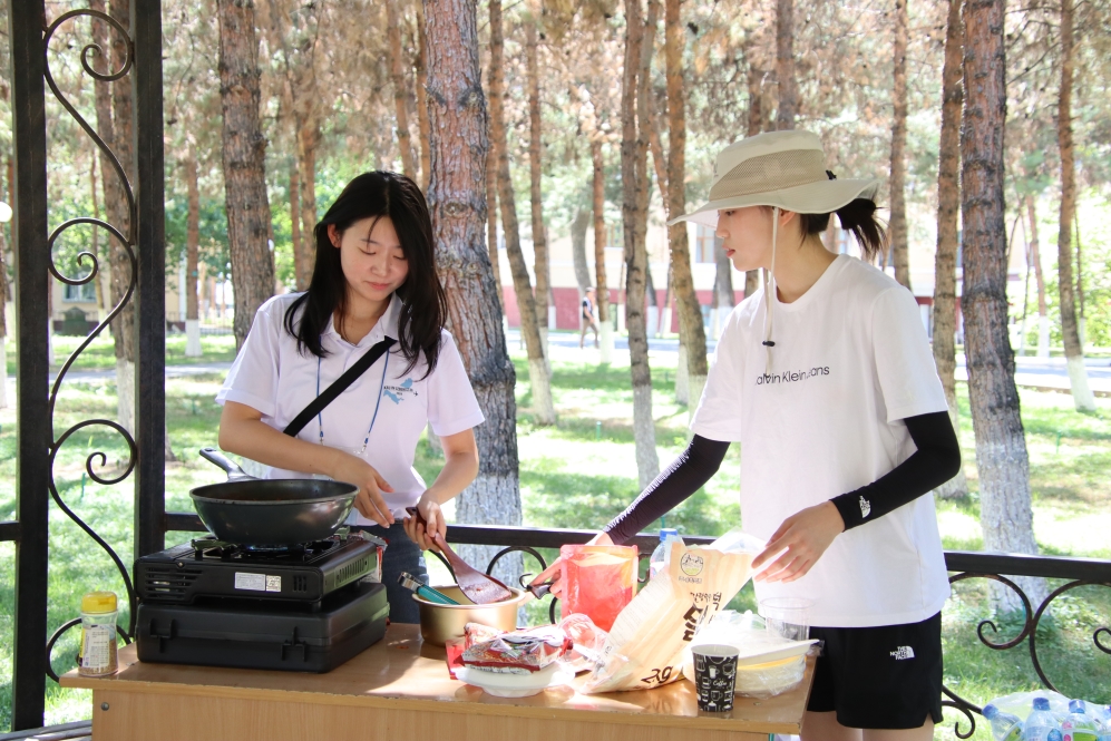 현지 학생들에게 제공할 음식을 준비 중인 K-FOOD팀