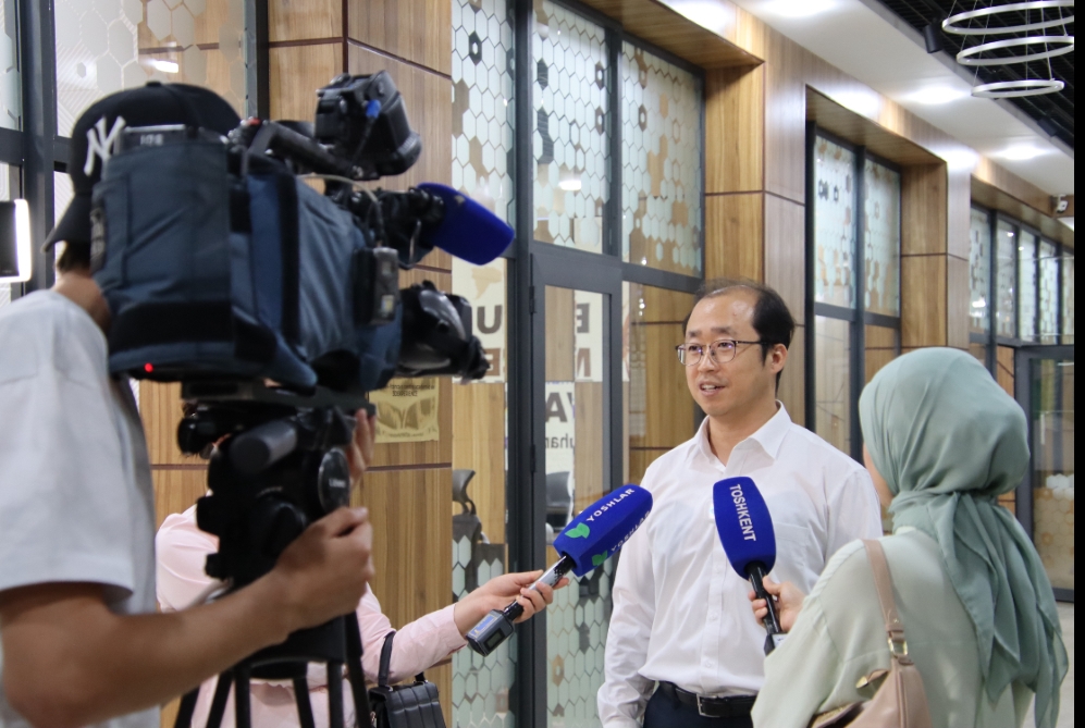 황완식 학생처장이 지역 방송국(우즈베키스탄과 러시아 방송국)과 인터뷰하는 모습