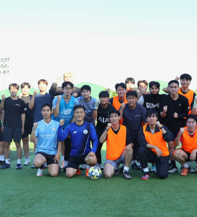 [학보사] 교수님과 축구 한판…교수·대학원생·학부생이 함께한 친선경기