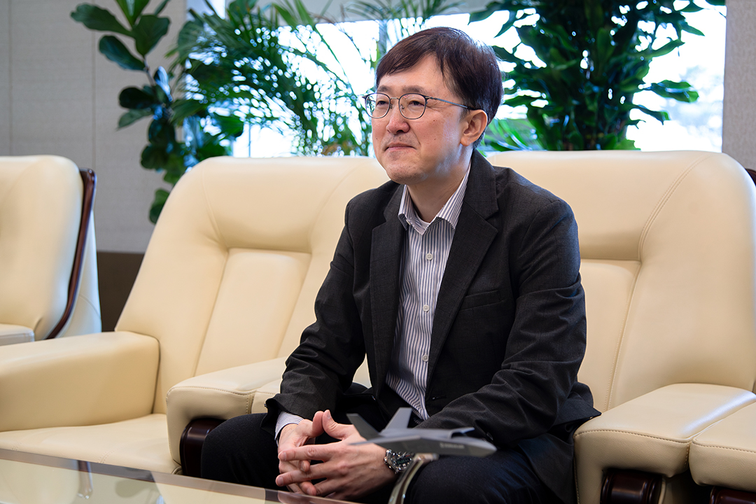 인터뷰를 하는 임상민 교수