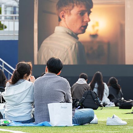 잔디 위에 펼쳐진 봄날의 영화관, ‘항공영화제’에 모인 학생들